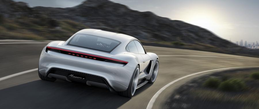  Porsche Mission E Concept 2015 года  (фото 3 из 12)